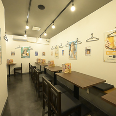 【１F】20席　15名～20名まで貸切可能 【２F】44席　35名～44名まで貸切可能 【お店全体】　55～64名まで貸切可能/最大64名様まで収容可能な全館貸切プランは、会社行事や大規模なパーティーに最適です。15名様からの少人数貸切も可能で、用途に応じた空間利用が叶います。周囲に気兼ねなく賑やかな宴のひとときを★