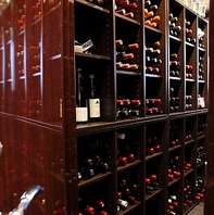 フランス産ワインは100種類以上を取り揃え。