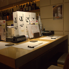 少人数やカップルの方にもオススメのカウンター席がございます。少人数での飲み会や集まりはもちろん、お一人でのんびり楽しむのひと時にもどうぞご利用ください。