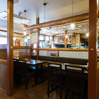 ワイワイと活気あふれる賑やかな店内♪