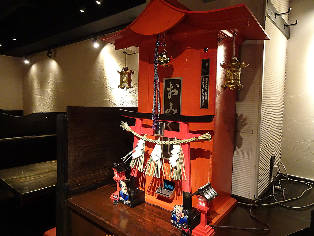 店主がそこかしこにちりばめた遊び心...なんとおみくじ機が！