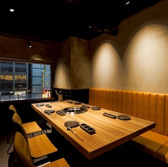 ４名専用テーブル席【大阪/なんば/難波/心斎橋/韓国料理/焼肉/黒毛和牛/神戸牛/ランチ/昼飲み/ユッケ/サンナッチ/ユッケタンタンイ/タン/ハラミ/個室/誕生日/半個室/鍋/忘年会/新年会/宴会/寿司/なんばパークス/飲み放題/サムギョプサル/力丸/牛角/食べ放題/食べ飲み放題】