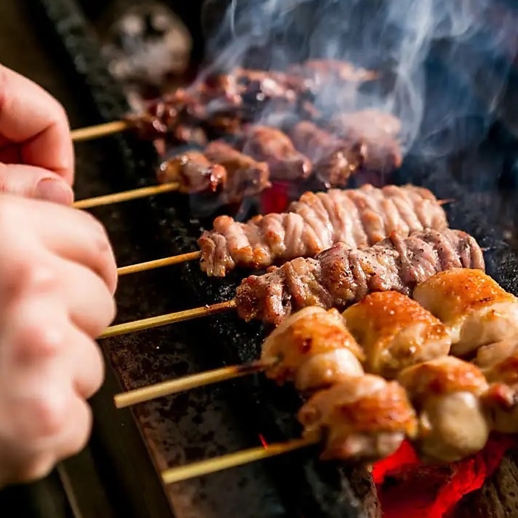 【新宿駅徒歩3分】炭火で焼き上げた絶品焼き鳥！ジューシーな味わいを堪能