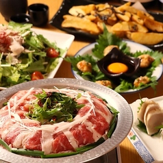 【週末も3ｈ飲放】国産和牛と牛モツの味噌鍋や鮮魚盛りが付いた牛輪コース4,000円の写真