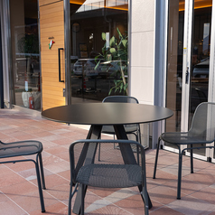 開放感あふれるテラス席もご用意しております。4名掛けのテーブルが2卓あり、心地よい風を感じながらゆったりとお食事出来ます。イタリアンの本格パスタや焼き立てピザ、手作りクレープとともに、季節を感じる贅沢な時間をお過ごしください。女子会やママ会、記念日にもぴったりな空間です。