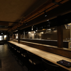 炭火の香りを感じるカウンター席。少人数でのお食事や、串焼きとお酒を楽しむ夜におすすめです。