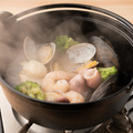 料理メニュー写真&nbsp;【海鮮いろり煮込み】アサリや海老をふんだんに使った絶品煮込み！