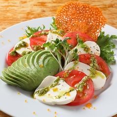 アボカド付カプレーゼサラダ