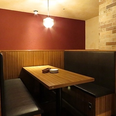 【4名様～6名様向けのソファー席】広々としたお席となっておりますので、ごゆっくりお寛ぎいただけます