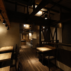 木の温もりを感じる落ち着いたテーブル席。ご友人とのお食事や、観光後の夜ごはんにもご利用いただけます。