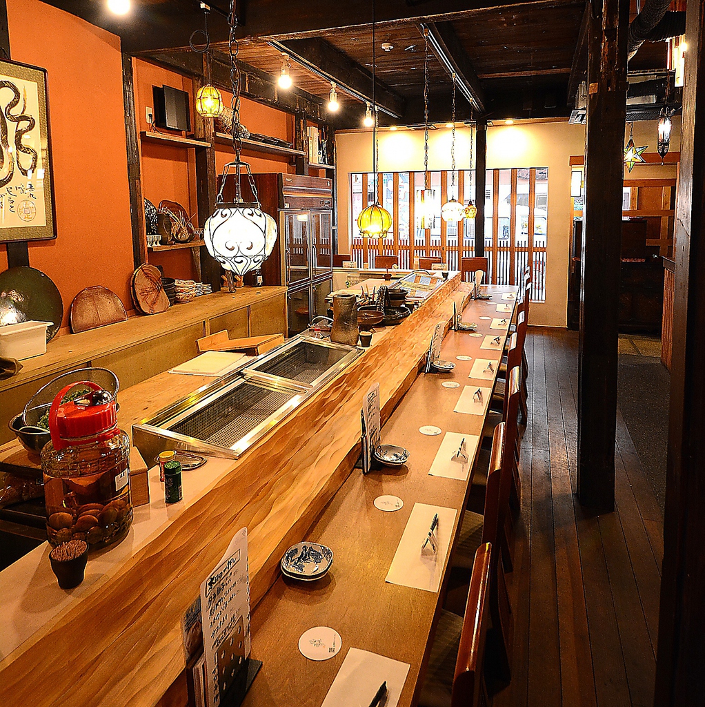 木のぬくもりを感じるカウンター席で板前との会話を愉しみながらのお食事はいかがでしょうか？