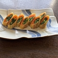 料理メニュー写真&nbsp;スモークサーモンと春菊の湯葉巻き