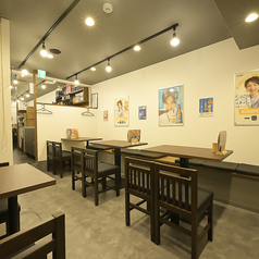 【２F】2名様用のテーブル席は、周囲の喧騒から少し離れてゆっくりと過ごしたい時にぴったりです。シンプルながらも機能的なデザインの席は、清潔感があり心地よい距離感を保てます。少人数向けの落ち着いたエリアとなっており、こだわり抜いた鶏料理の数々をじっくりと味わう大人のひとときをサポートします。