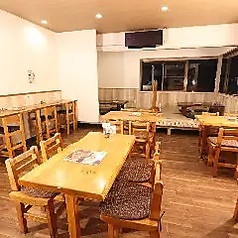 最大40名様までの貸切が可能で、プライベート感たっぷりの席で心ゆくまで楽しめるのが魅力です。友人との誕生日パーティーや、サプライズイベントなど、さまざまなシーンにぴったりの場所です♪ 開放感あふれる明るい店内は、カジュアルな雰囲気でリラックスできる空間を提供しています。