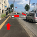 【道順2】しばらく歩き、横断歩道を渡り左折します♪