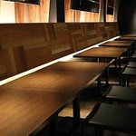 【ご利用人数に応じて繋げて使えるテーブル席】最大50名様までOKですのでさまざまなシーンにどうぞ！