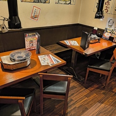 仲間との語らいにぴったりの、テーブル席は開放的で賑やかな雰囲気です。新鮮な肉を焼肉として楽しむ喜びを体感！単品飲み放題メニューも充実しており、お酒のお供に人気の名古屋名物、味噌串カツの濃厚な味わいをお楽しみください。