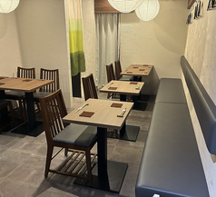 ２名様掛けのテーブル席が5卓ございます。人数に応じて移動できます。ご利用シーンに応じてお使いください。