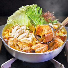 【黒鍋】〈醤油麻辣〉にんにくと豚の角煮鍋（1人前）