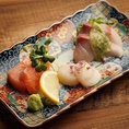 漁港直送の旬の鮮魚を使用したお刺身盛合せ。鮮度もちろんのこと徹底した温度管理のもと他店では味わえない抜群の鮮度を実現しております。当店自慢の漁港直送旬の鮮魚を使用した創作料理をお楽しみください。
