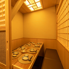 巣鴨駅より徒歩1分の抜群のロケーション♪間接照明の優しく照らす大人のための個室空間での女子会や合コンはいかがでしょうか?広々とした開放的な個室空間はプライベート感も抜群♪女性のために造られたデザイナーズ個室も完備しておりますのでご希望のお客様はお気軽にどうぞ♪赤羽での女子会に最適です◎