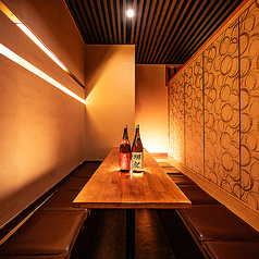 4～6名様でご利用いただけるお席は、ご家族でのお食事やご友人同士の集まり、職場の小宴会などに最適な空間です。広めのテーブルで料理を囲みながら、会話もゆったりと楽しめます。程よい距離感と落ち着いた雰囲気が心地よく、特別な日のお食事にもぴったり。木の質感とあたたかな照明が、くつろぎの時間を演出します。