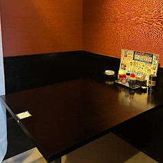 周りを気にせずゆったりくつろげる半個室♪2名様～4名様でのご利用に最適な、パーテーションで仕切られたお席です！大切な方とのデートや、少人数でのお食事にぜひご利用ください。