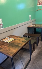 小さめのテーブルが2テーブルになります。