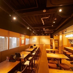 【フロア貸切：最大60名様まで】大人数対応可能！昭和レトロな大空間で楽しむ宴会。JR川越駅エリアの大型宴会は『てけてけ 川越店』におまかせください。活気あふれる昭和の雰囲気がただよう店内は最大60名様のフロア貸切を承っております。大人数が一堂に会せる大空間で参加者同士の懇親を深めてみてはいかがでしょう。