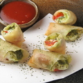 料理メニュー写真&nbsp;トマトとモッツァレラチーズの揚げ春巻き