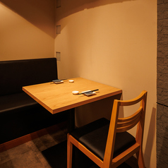 【お席のご案内】◆団体様までご案内可能なテーブル席◆ゆったりとオシャレな空間でお召し上がりください！デートや会食、懇親会などに。絶品料理をお手頃価格でご案内いたしますので、お気軽にご来店ください。デートや接待でのご利用、団体様での送別会や同窓会、二次会にもおすすめ◎