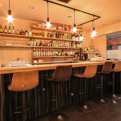 【気軽に立ち寄れる、カウンター席！】カウンター席　1名席×1つ、お仕事帰りやサク飲みにもピッタリなお席です！一人様でも安心して気軽に、ご利用いただける空間で、ゆっくりと美味しい料理を楽しむことができます◎