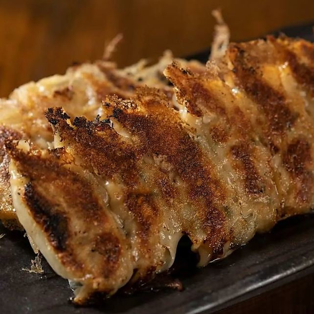 当店の看板メニュー『AZICA特製近江バームクーヘン豚餃子』！生ビールが手放せなくなる一品です！！