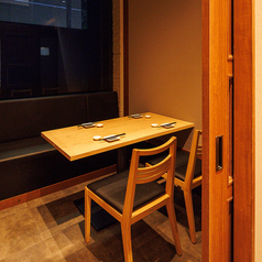 個室【4名様テーブル】少人数の宴会やデートにも最適な個室・半個室空間をご用意。プライベート空間満載のお席でお食事を・・・♪豊富にあるドリンクと逸品料理でご堪能くださいませ。宴会、合コン、飲み会など様々なシーンでご利用可能ですのでお気軽にご予約ください。