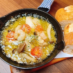 海老と３種のキノコのアヒージョ