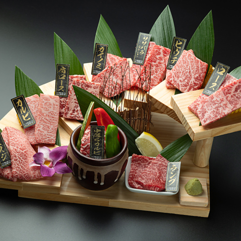 【豪華絢爛な肉舞台】美しく盛り付けられた熊野牛と紀州和華牛を堪能できる焼肉専門店