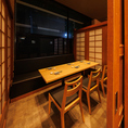個室【6名様テーブル】小規模な飲み会や宴会におすすめのお席です。雰囲気にこだわったプライベート空間で当店自慢の逸品料理や豊富なドリンクをお楽しみ下さい。日本酒飲み放題が付いた宴会も◎気軽な飲みの場や、宴会にもお使いいただけるお得なクーポンを多数ご用意しております。