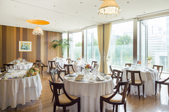 広さの異なる複数の個室も充実。人数や目的に合わせてお選びいただけます。※2部屋を繋げたお部屋となります。※テーブル上のセットはイメージとなります。