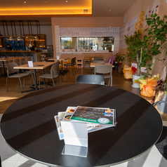 4名掛けの円卓テーブル席が2卓あり、会話が弾むゆったりとしたレイアウトが魅力です。丸いテーブルならではの距離感で、家族や友人との食事、女子会やママ会にもぴったり。心地よい時間をお過ごしください。落ち着いた雰囲気の中で、特別なひとときを演出する円卓席をぜひご利用ください。