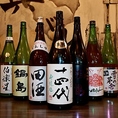 【日本酒】獺祭、天狗舞、司牡丹など、日本各地の銘酒を豊富に取り揃えており、各地の風味や個性をお楽しみいただけます。全てグラスでのご提供となっているため、さまざまな種類を少しずつ味わいながら、自分のお気に入りを見つけることができます。ぜひお試しください！