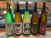 料理を引き立てる厳選された地酒と銘酒の数々◎