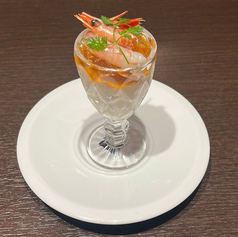 オマールのジュレをのせたカニ・エビ・小柱のムース