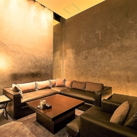 2階「The BAR」はソファ席で生演奏をお楽しみ頂けます！