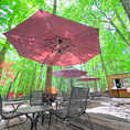 【パラソル付きテラス席】全席アウトドア席となっております！日差しが強い日も小雨の日にもおすすめ。枕木が敷いてあり、おしゃれな席。※予約時に席種類の指定は承りかねますあらかじめご了承ください。