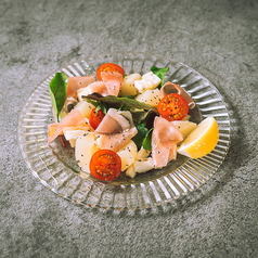 白桃と生ハムのカプレーゼ