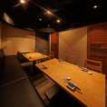 個室【10名様テーブル】ご利用いただける個室席は、小規模な飲み会や宴会におすすめのお席です。雰囲気にこだわったプライベート空間で当店自慢の逸品料理や豊富なドリンクをお楽しみ下さい。日本酒飲み放題が付いた宴会も◎気軽な飲みの場や、宴会にもお使いいただけるお得なクーポンを多数ご用意しております。