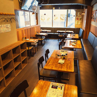 ナチュラルな木の温かみを感じる、落ち着きのある内装