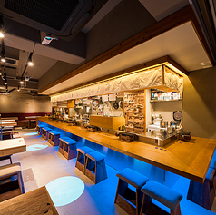 【ライブ感溢れる特等席】目の前で職人が繰り広げる迫力の調理シーンを楽しめるカウンター席。新鮮なマグロを使った豪快な包丁さばきや、炙りの香ばしい音が五感を刺激します。お一人様も大歓迎！スタッフとの会話を楽しみながら、こだわりの逸品とお酒をご堪能ください。臨場感たっぷりのカウンター席で、特別なお時間を。