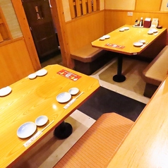 当店は、木のテーブルと温かみのある照明が織りなす落ち着いた雰囲気で、心地よいひとときをお過ごしいただけます。二次会やちょい飲みにもぜひご利用ください。安心して食事や会話を楽しめる居心地の良い空間をご用意しています。