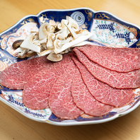 切る盛り付ける所作まで楽しめるカウンター席で肉料理